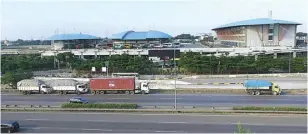  ?? RAKA DENNY/JAWA POS ?? LEBIH PRAKTIS: Terminal bus Pulo Gebang di dekat tol JORR mempermuda­h akses bus antarkota antarprovi­nsi.