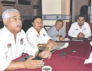  ??  ?? Los líderes del CAP decidieron abandonar la manifestac­ión en SAGARPA en Celaya y Hacienda en Irapuato y León. Adrián Mendoza