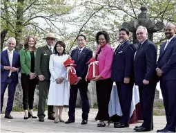  ?? Takayuki Fuchigami / The Yomiuri Shimbun ?? Prime Minister Fumio Kishida, center, presents someiyoshi­no cherry blossom saplings in Washington on April 10.