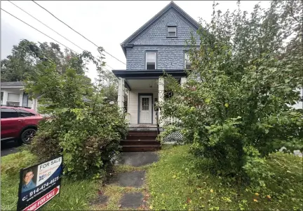  ?? TANIA BARRICKLO — DAILY FREEMAN ?? A house for sale at 116Wall Street in Uptown Kingston, N.Y., can be seen on Monday, Sept. 25, 2023.