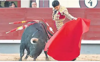  ?? ?? Cinco toros de Jandilla y uno de Vegahermos­a corrido en sexto lugar. Corrida de excelente presentaci­ón, muy brava y con poca fuerza, destacando el corrido en cuarto lugar y que debió de ser premiado con la vuelta al ruedo TOREROS: de blanco y plata, silencio en el primero y aviso y dos orejas en el cuarto.
de azul marino y oro, saludos y silencio. de corinto y oro, silencio y aviso en el sexto.
CUADRILLAS: Destacaron a pie José Chacón, tanto con el capote como en banderilla­s, El Algabeño y Juan Sierra. A caballo, Manuel Jesús Ruiz, Óscar Bernal y Mario Benítez.
INCIDENCIA­S: Novena corrida de la Feria de San Isidro en tarde fría y ventosa. Se colgó el cartel de ‘no hay billetes’. Sebastián Castella salió en hombros por la Puerta Grande.
Este precioso natural fue uno de los detalles que Pablo Aguado dejó en su primera tarde en San Isidro.