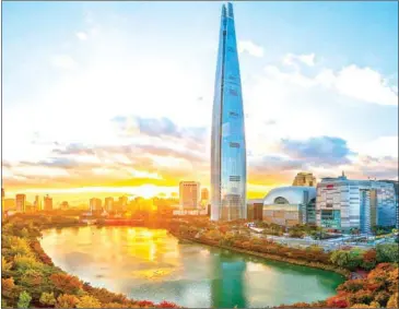  ??  ?? The Lotte World Tower in Jamsil, southeaste­rn Seoul.