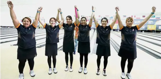  ??  ?? Wonder women: Malaysia’s bowlers (from left) Shalin Zulkifli, Sin Li Jane, Syaidatul Afifah Badrul Hamidi, Natasha Roslan, Esther Cheah and Siti Safiyah Amirah Abdul Rahman celebratin­g their gold medal after winning the women’s team category at the...