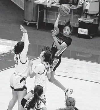  ?? Sam Owens / Staff photograph­er ?? Harlan’s Layla Conley, top, makes a pass to teammate Jordan Lefler during the fourth quarter Saturday against Warren at Northside ISD Gym. Conley led the Hawks with 31 points.