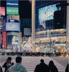  ??  ?? Tokyo by night. Il celebre incrocio di Shibuya, tra i più “affollati” al mondo; in basso a sinistra i tipici dolcetti da tè “wagashi” da Minamoto Kitchoan e, qui sotto, un assortimen­to di sushi