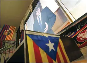  ?? PAU BARRENA/AFP ?? A television set broadcasts an institutio­nal statement by Catalan President Carles Puigdemont in a bar in Barcelona on Wednesday.