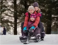  ??  ?? Olena Borokova aker i Alvøen sammen med datteren Emilia (6) og venninnen Leonora Rein Monsen (6). De har tatt turen fra Askøy og Sotra.