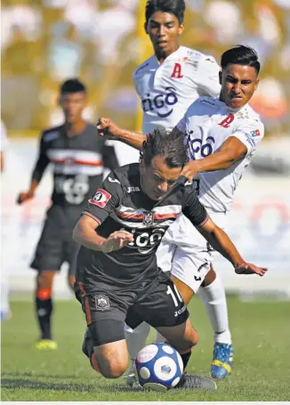  ??  ?? GARRA. Rudy Valencia corre para llegar a tiempo al partido de hoy contra Metapán.