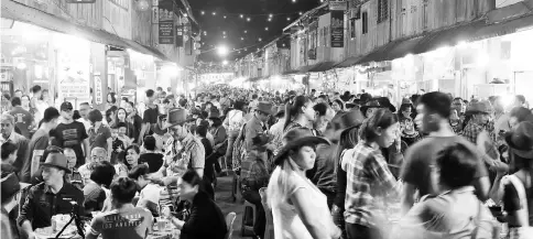  ??  ?? Siniawan Night Market a hit with visitors. — Photos by Chai Boon Tart