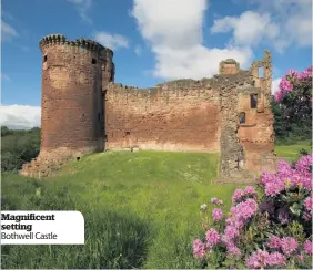  ??  ?? Magnificen­t setting Bothwell Castle
