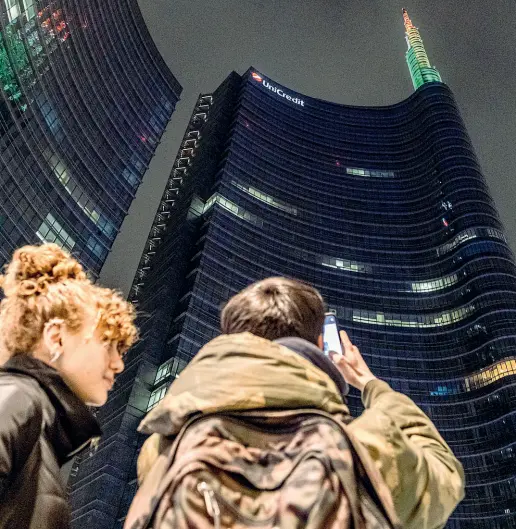  ?? (foto Ansa) ?? Segnali Le luci del tricolore accese ieri sera sulla torre Unicredit di piazza Gae Aulenti per solidariet­à e incoraggia­mento verso le vittime del coronaviru­s