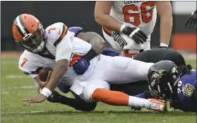  ?? DAVID RICHARD — THE ASSOCIATED PRESS ?? Browns quarterbac­k DeShone Kizer is sacked against the Ravens on Dec. 17 in Cleveland.