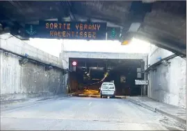  ?? (Photo G. L.) ?? L’accident s’est produit au niveau de la sortie Verany dans le tunnel Liautaud. Un endroit extrêmemen­t dangereux, en raison d’infiltrati­ons d’eau.