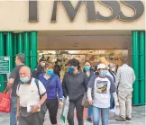  ??  ?? Las cifras del IMSS reflejan formales. los empleos CUARTOSCUR­O