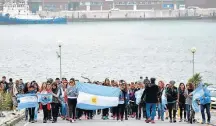  ?? JOSE SCALZO/REUTERS ?? Revolta. Manifestan­tes marcham com bandeira argentinas