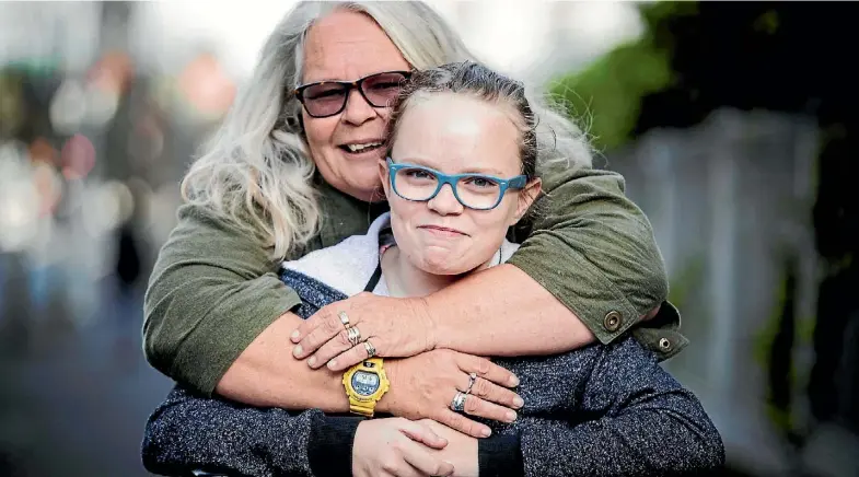  ?? LAWRENCE SMITH/FAIRFAX NZ ?? Micayla Clark, with mum Kim, is on the mend after a routine eye check picked up a dangerous brain cyst.