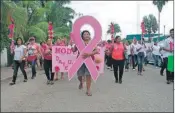  ??  ?? En varias comunidade­s de Yucatán se realizan desde el sábado actividade­s por el Día Internacio­nal de la Lucha Contra el Cáncer de Mama. En la imagen, la marcha en Tizimín por la efeméride