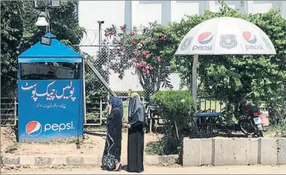  ?? XAVIER MAS DE XAXÀS ?? Pepsi patrocina los puestos de control policial en el centro de Islamabad