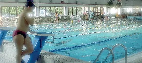  ??  ?? Piscine Una struttura al coperto nel Rodigino. Secondo la Federazion­e ce ne sarebbero troppe così. E il sistema non sarebbe più in grado di reggere