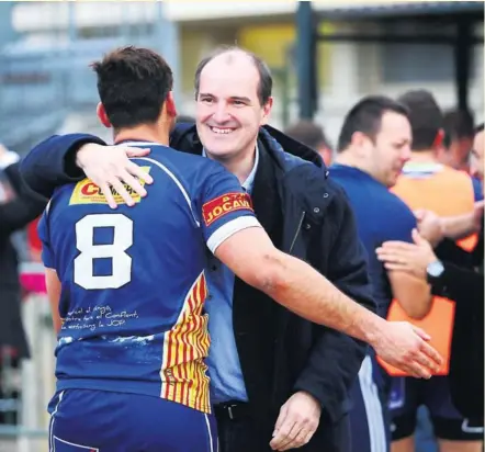  ?? Photo DR ?? Jean Castex, nouveau Premier ministre, était souvent présent aux côtés des acteurs du rugby. À l’image en tribune avec Bernard Guasch président des Dragons catalans, mais également sur le terrain, en compagnie d’un joueur de Prades, commune dont il est le maire.