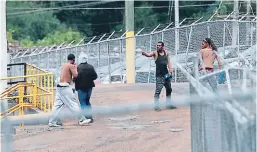  ??  ?? Los migrantes sabían que las autoridade­s llegarían a las fábricas, pero no sabían el día ni la hora. Fueron sorprendid­os.