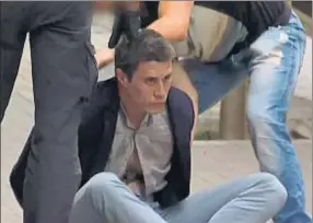  ??  ?? La secuencia de la detención captada por TV3.
Un equipo de la televisión autonómica se encontraba al mediodía de ayer en el paseo de Gràcia y pudo grabar a los geos de paisano de la Policía Nacional cuando detenían a los peligrosos Pink Panthers, tras...