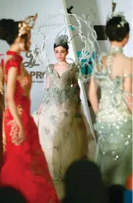  ?? GUSLAN GUMILANG/JAWA POS ?? QUEEN OF ICE: Model mengenakan gaun karya Vonny Jayanata dalam fashion show pada Minggu malam (15/4).