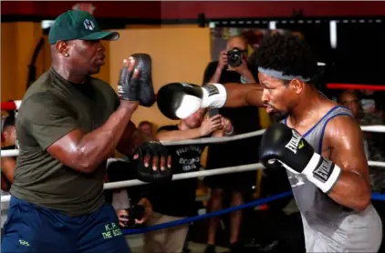  ?? Marcus/Las Vegas Sun via AP
Steve ?? In this 2018, file photo, Shawn Porter (right) works on his timing with his father and trainer Kenny Porter, in Las Vegas. Shawn Porter needed a place to train, and someone to fight.