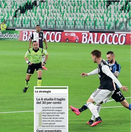  ??  ?? In campo
I giocatori di Juventus e Inter in campo nella sfida giocata a Torino prima della sospension­e (Afp)