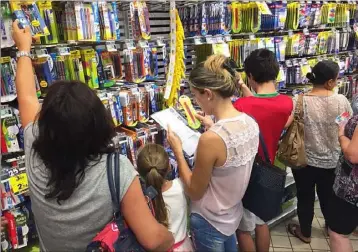  ?? (Photo Michaël Alesi) ?? L’allocation de rentrée scolaire offre un sérieux coup de pouce aux familles les moins aisées pour acheter notamment les fourniture­s de rentrée.