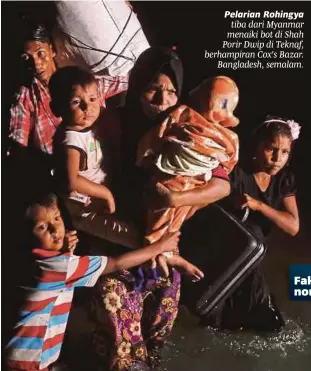  ??  ?? Pelarian Rohingya tiba dari Myanmar menaiki bot di Shah Porir Dwip di Teknaf, berhampira­n Cox's Bazar. Bangladesh, semalam.