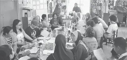  ??  ?? PERSIAPAN: Kelihatan ahli RT Desa Senadin Fasa I, Jiran Wanita I dan Tabika Perpaduan Desa Senadin mengadakan mesyuarat terakhir program Hari Keluarga semalam.