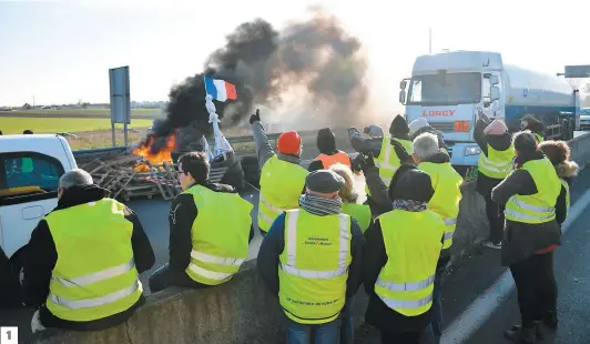  ?? PHOTOS AFP ?? Des « gilets jaunes » bloquaient hier un dépôt pétrolier près de La Rochelle dans l’ouest de la France.À Frontignan, dans le sud du pays, les manifestan­ts ont empilé des pneus.Un manifestan­t interpellé à Bordeaux.