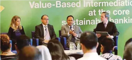  ?? PIC BY EIZAIRI SHAMSUDIN ?? Bank Negara Malaysia Islamic banking and takaful director Mohd Zabidi Md Nor (second from right) with (from left) Standard Chartered Bank environmen­tal and social risk management director Samantha Bramley, Employees Provident Fund equity research head...