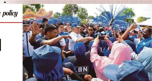  ?? BERNAMA PIC ?? Prime Minister Datuk Seri Najib Razak is greeted by the people as he arrives in Sungai Rambai, Melaka, yesterday.