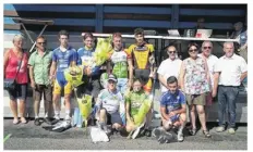  ??  ?? Les élus et les organisate­urs lors de la remise des trophées aux lauréats.