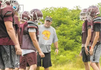  ?? KRISTEN HARRISON PHOTOS/THE MORNING CALL ?? Bangor Slaters football coach Paul Reduzzi formulates plays for the offensive line during a practice Wednesday.