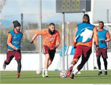  ?? FERNANDO ALVARADO / EFE ?? Karim Benzema conduce el balón en un entrenamie­nto en Valdebebas.