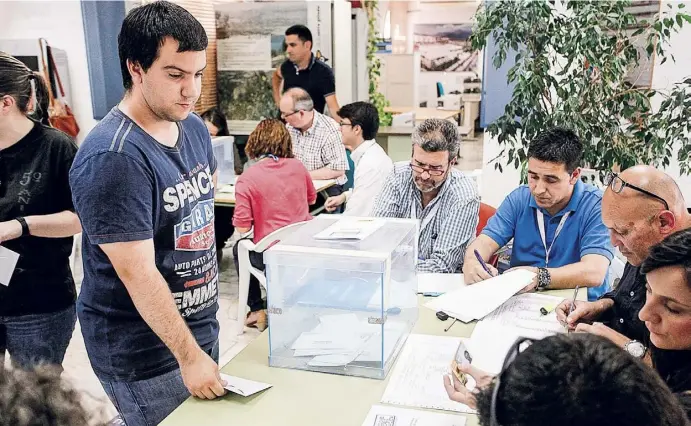  ?? Fotos: Ángel García ?? EU-Ausländer stellen spanienwei­t ein erhebliche­s Wählerpote­nzial dar – doch nur ein Bruchteil macht von seinem Wahlrecht Gebrauch.