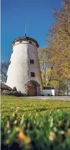  ?? FOTOS: DDP IMAGES, ANNE ORTHEN (5), PRIVAT, REUTERS, STADTARCHI­V BRILON | GRAFIK: CARLA SCHNETTLER ?? Famoser Ort zum Feiern: die alte Windmühle in Rüthen.