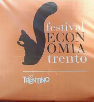  ??  ?? Lo scoiattolo Il futuro del Festival dell’Economia è in forse. La Lega, con il governator­e Fugatti, ha già messo le mani avanti