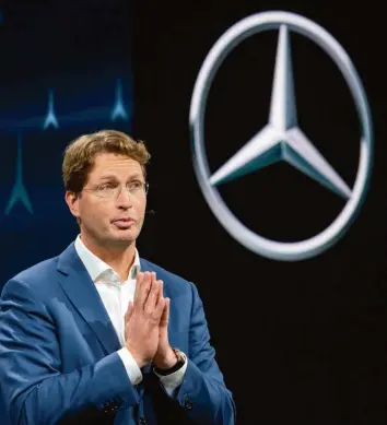  ?? Foto: Lennart Preiss, dpa ?? Beten allein wird nicht helfen, um Daimler wieder auf die Gewinnspur zu führen. Konzern-chef Ola Källenius will stärker auf Luxus-autos setzen. Er steht enorm unter Druck, ist der Aktienkurs doch mäßig.