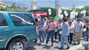  ?? ?? Kimberly fue sepultada el martes pasado. La carroza fue acompañada por familiares, amigos y activistas. Caminaron desde la bandera monumental de Cuautla hasta el panteón municipal.