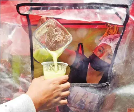  ?? ?? 01
01- Refrescos
Una vendedora de jugos dentro de una cápsula de plástico apenas con un pequeño orificio donde cabe el vaso en el que sirve sus jugos naturales.