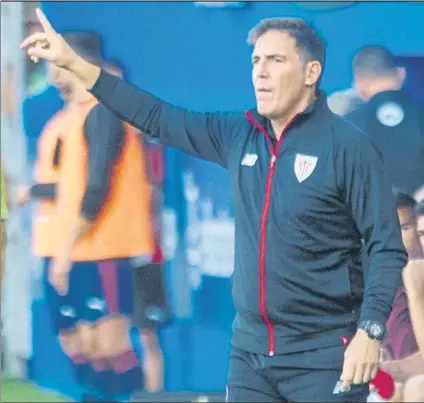  ?? FOTO: JUAN ECHEVERRÍA ?? Eduardo Berizzo El técnico del Athletic hace indicacion­es a sus jugadores ayer en el partido de Ipurua