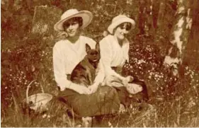  ??  ?? FLOWER GIRLS Tatiana y Anastasia en el verano de 1917, alrededor de cuando los Bolcheviqu­es capturaron a la familia real.