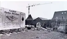  ??  ?? Im Jahr 1993 wurde das Dycker Weinhaus noch einmal umfassend saniert. Am 1. Mai dieses Jahres wurde es schließlic­h wiedereröf­fnet.
