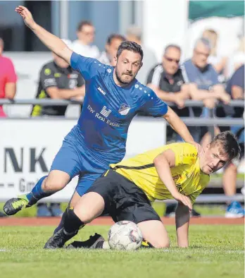  ?? FOTO: THOMAS WARNACK ?? Die SF Hundersing­en (links: Andreas Mormann) spielen auch in der kommenden Saison in der Bezirkslig­a, während der SV Bad Buchau (rechts: Jonas Köhler) in die Kreisliga A absteigen.