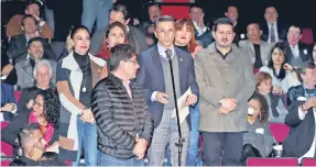  ??  ?? En un teatro, los diputados de la Comisión de Cultura atendieron desde el área del público a los periodista­s que esta vez estuvieron en el escenario.