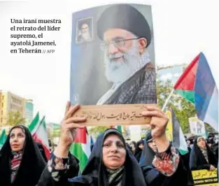  ?? // AFP ?? Una iraní muestra el retrato del líder supremo, el ayatolá Jamenei, en Teherán